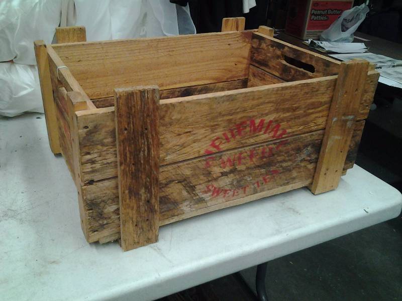 lot 68 image: Jeremiah Weed Sweet Tea Crate 22x16x10