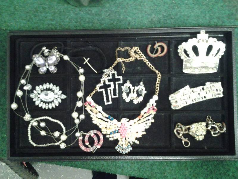 lot 78 image: Lot Of Rhinestone Jewelry