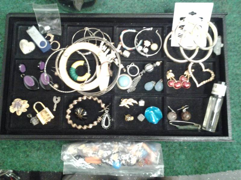 lot 80 image: Lot Of Jewelry & Beads