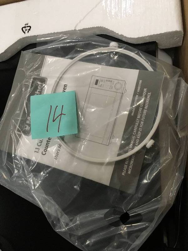 lot 14 image: Magic Chef 1.1 cu. Ft. Countertop Microwave in Black - Open Box