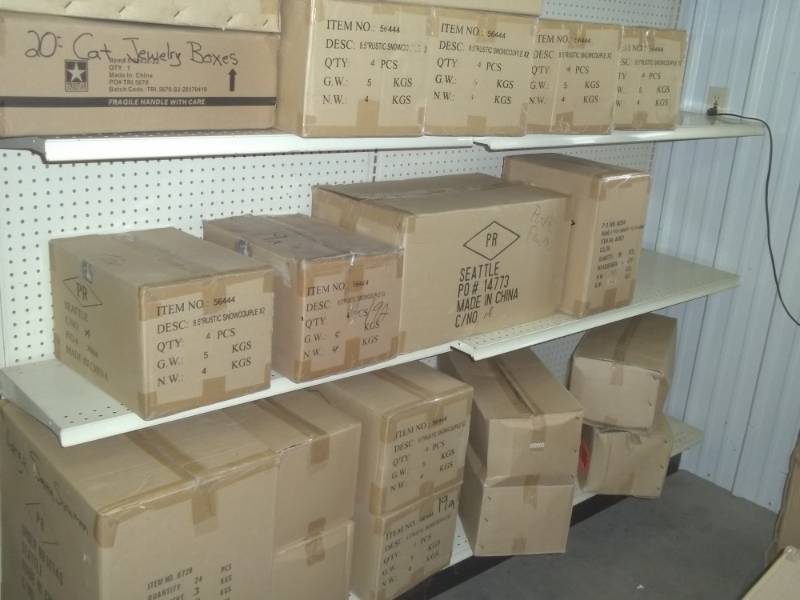 lot 12 image: Large Lot of Christmas Decor and craft items