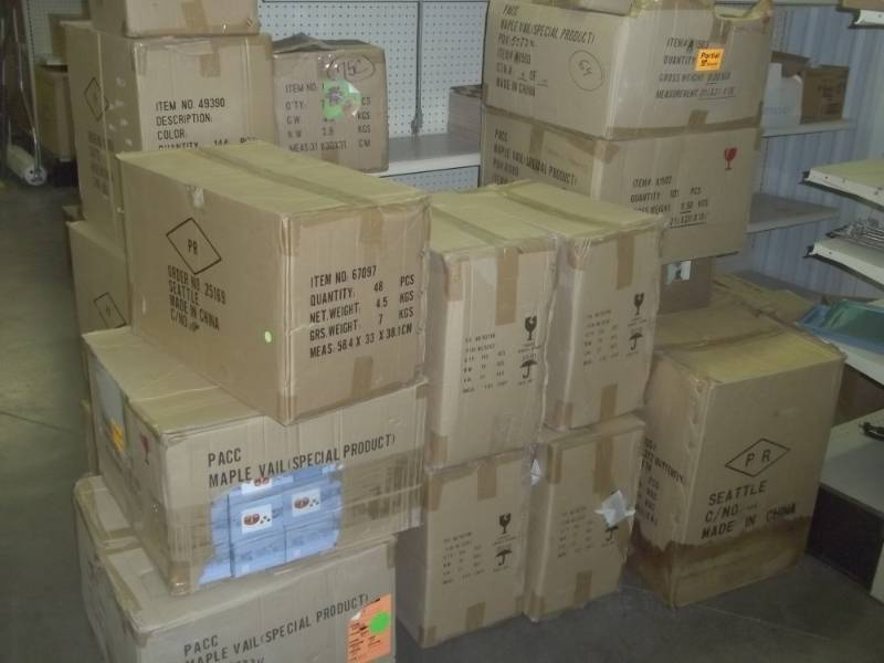 lot 17 image: Large Lot of Christmas Decor and craft items