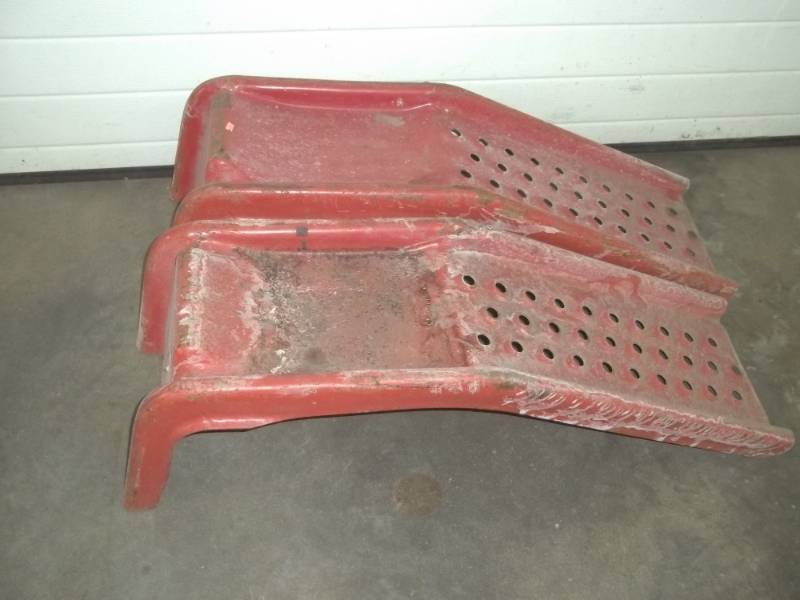 lot 21 image: Pair of Car Ramps