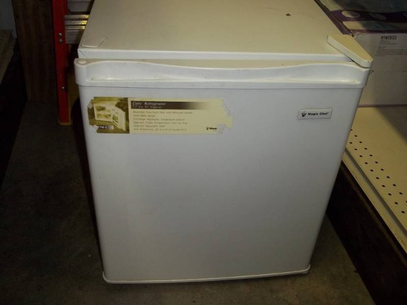 lot 33 image: Small Refrigerator