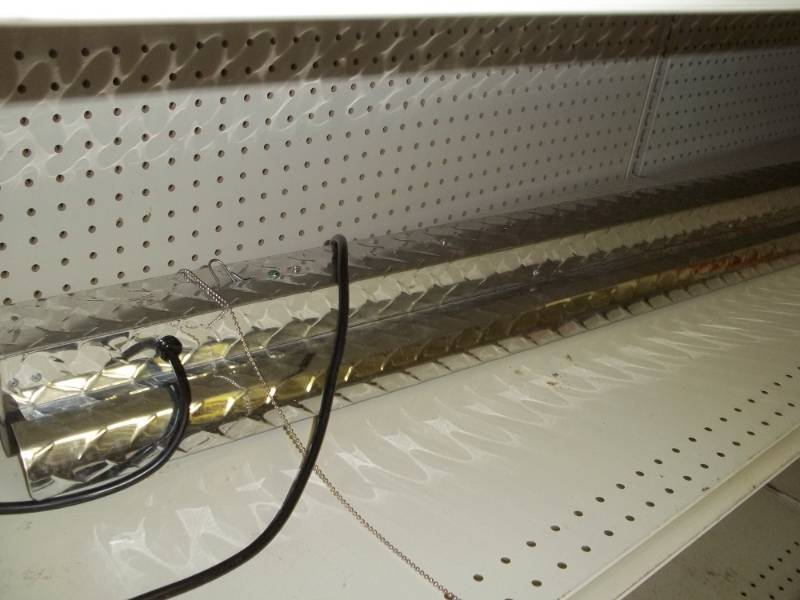 lot 34 image: 4 Florescent Light Fixture