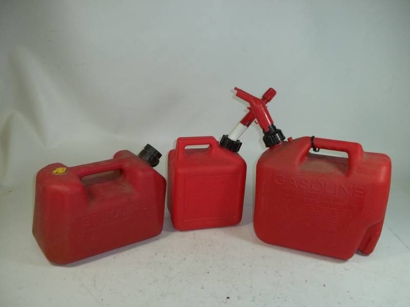 lot 43 image: 3 Gas Cans