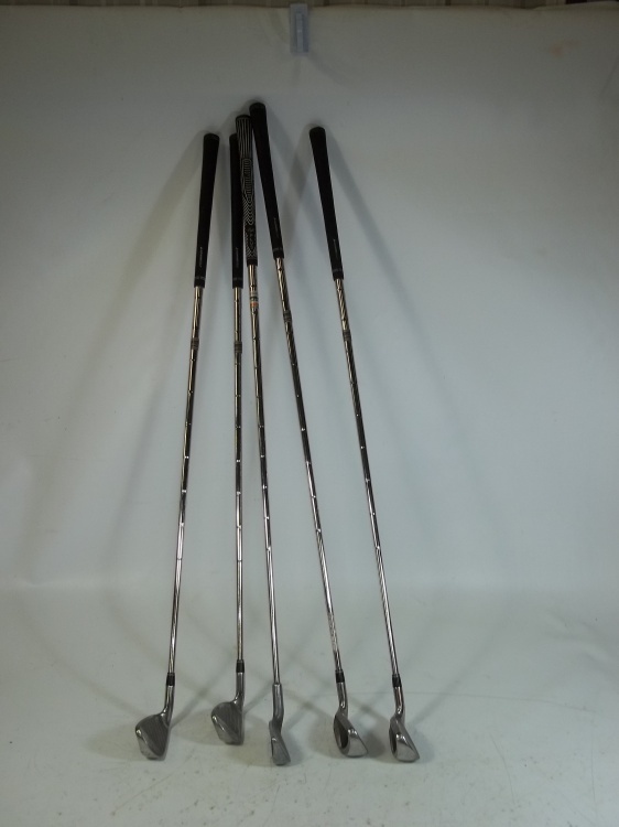 lot 47 image: 5 Golf Clubs
