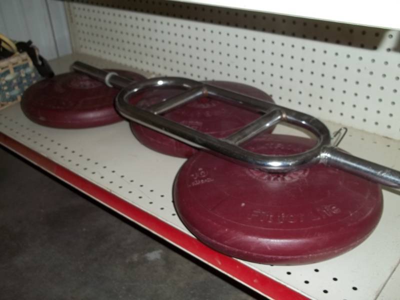 lot 48 image: 3 22lb weights, weight bar and weight bags