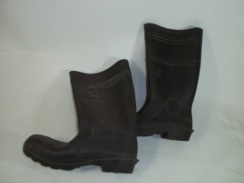 lot 49 image: Size 12 Boots