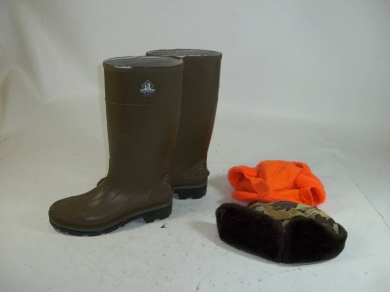 lot 83 image: Size 10 Mud boots and 2 hunting hats