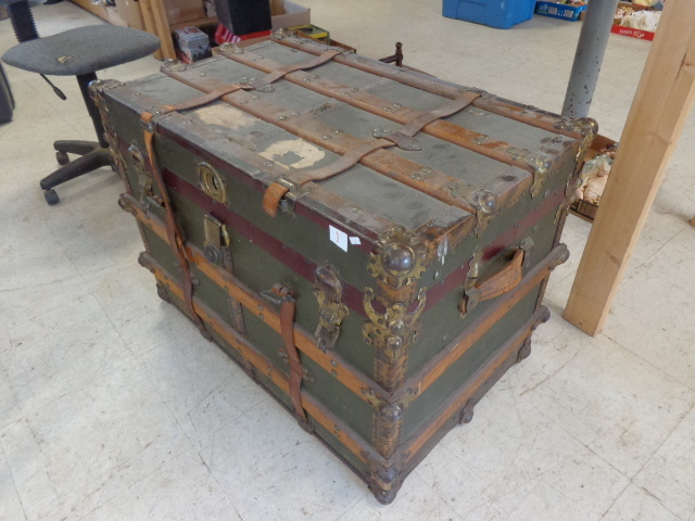 lot 1 image: Vintage Travel Trunk