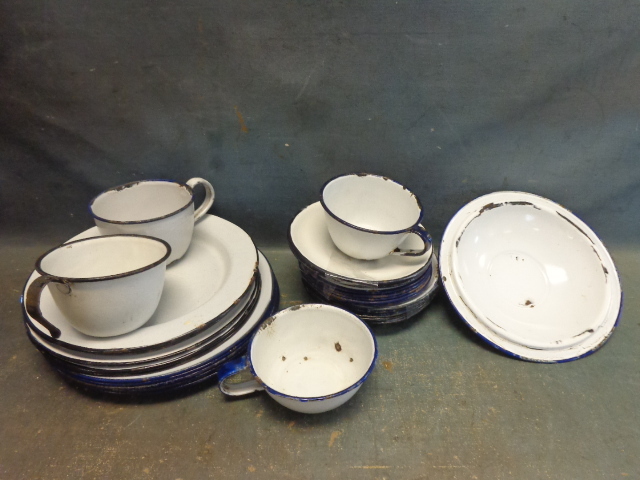 lot 77 image: Vintage Enamel Dishes