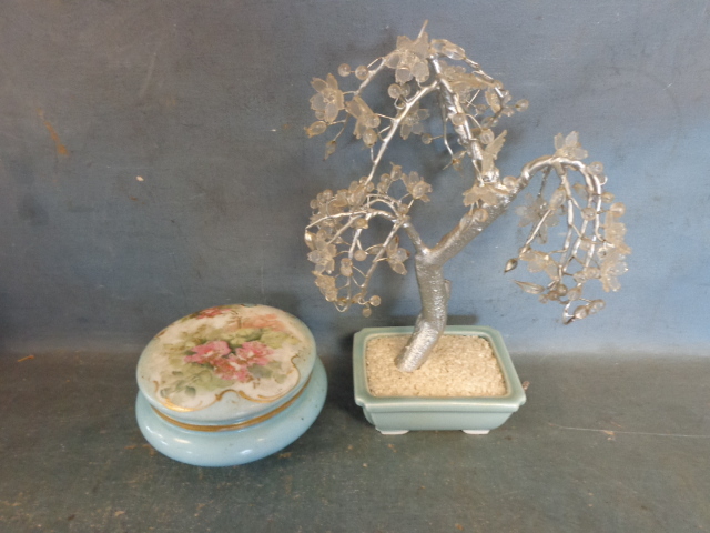 lot 104 image: Vintage Decor