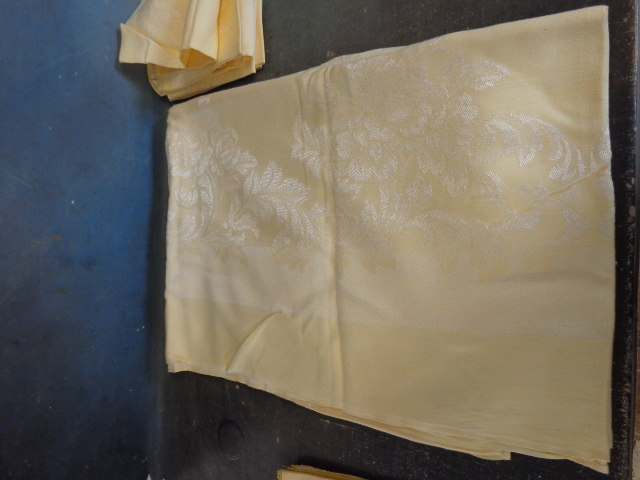 lot 117 image: Table Cloth and Napkins
