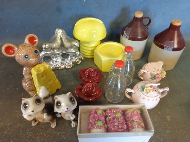 lot 23 image: Salt & Pepper Shaker Sets