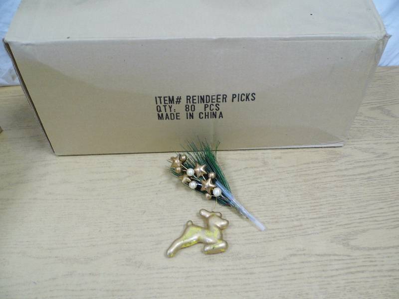 lot 18 image: Case of Reindeer Picks