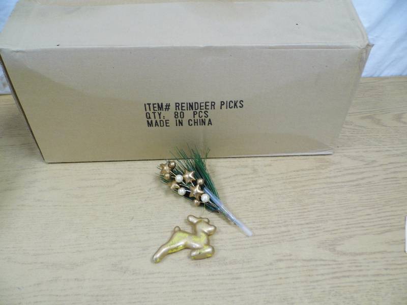 lot 19 image: Case of Reindeer Picks
