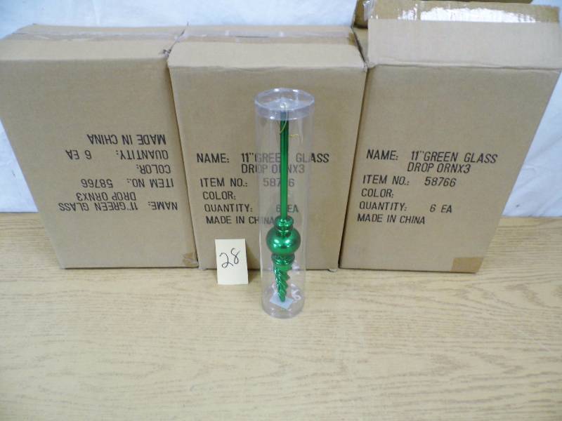 lot 28 image: Lot of 18 - 11 Glass Ornaments