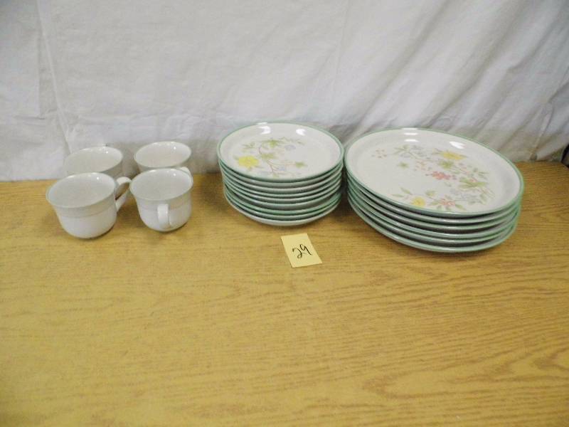 lot 29 image: Dishes