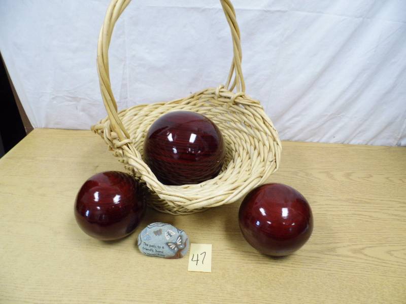 lot 47 image: Basket with Dcor