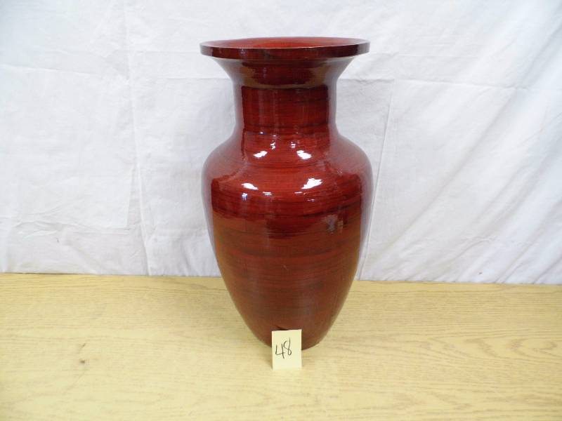 lot 48 image: Bamboo Vase