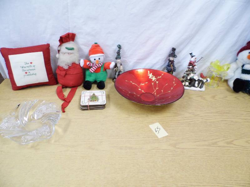 lot 55 image: Christmas Items