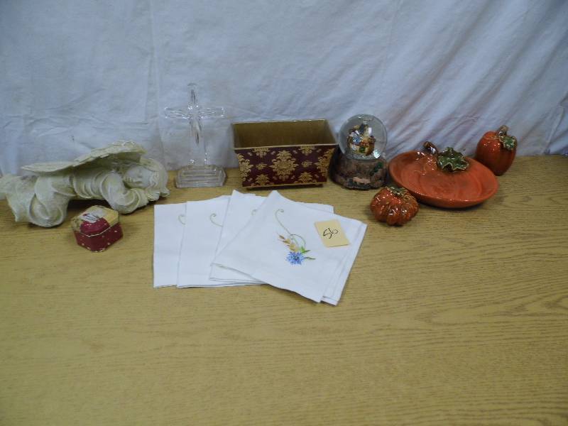 lot 56 image: Dcor - Cloth Napkins