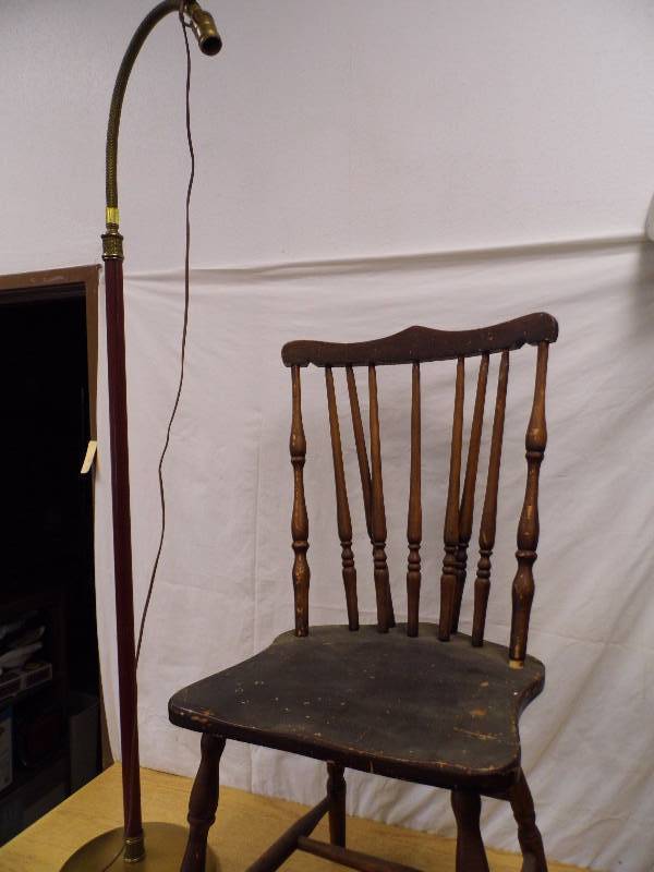 lot 62 image: Vintage Chair - Lamp
