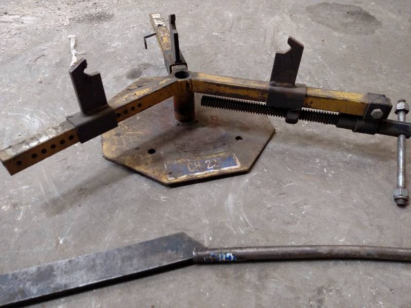 lot 3 image: CH22 Small Tire Changer with Pry Ba...
