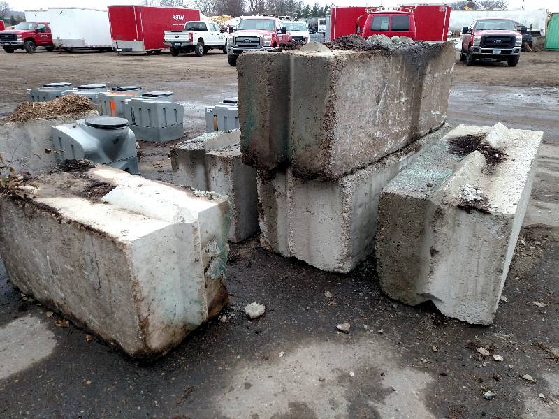 lot 11 image: (4) 6x2x2 & (1) 4x2x2 Concret...