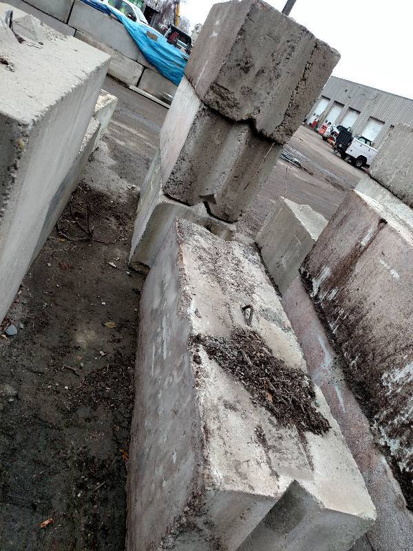 lot 15 image: (4) 6x2x2 Concrete Bin Blocks...