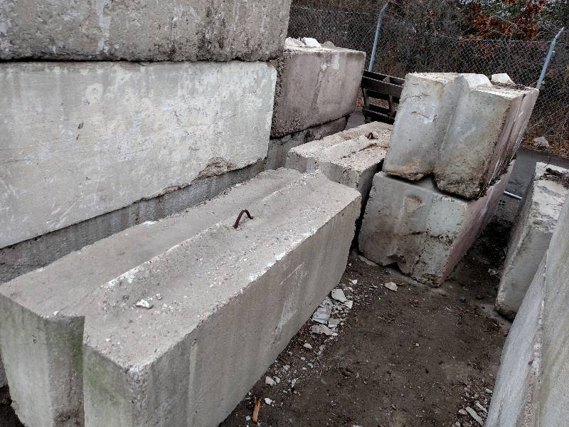 lot 16 image: (4) 6x2x2 Concrete Bin Blocks...