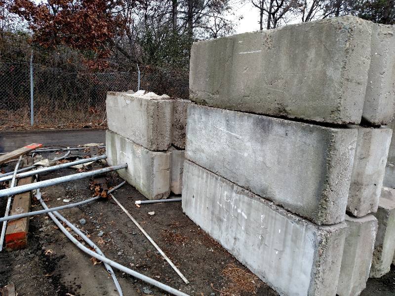 lot 17 image: (5) 6x2x2 Concrete Bin Blocks...