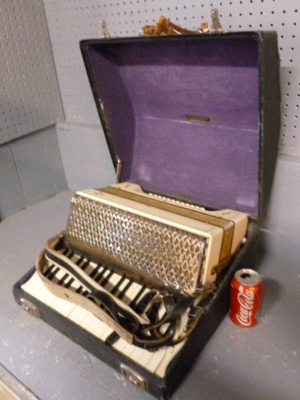 lot 9 image: Vintage Horner Accordion