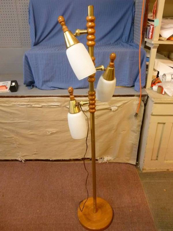 lot 10 image: Vintage Lamp
