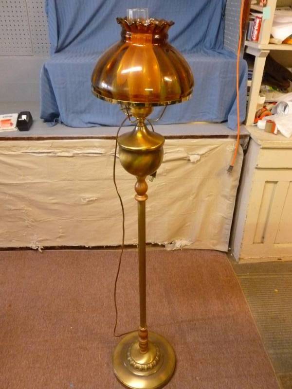 lot 11 image: Vintage Lamp