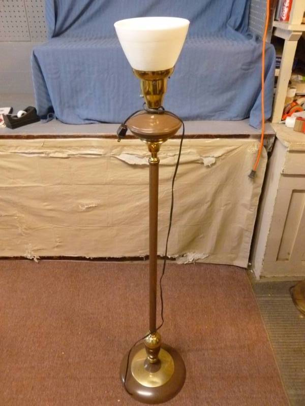 lot 12 image: Vintage Lamp