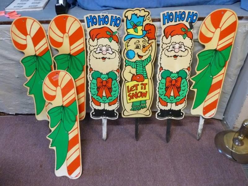 lot 19 image: Christmas Decorations