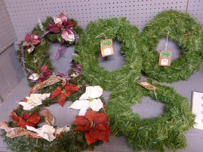 lot 25 image: Christmas Wreathes