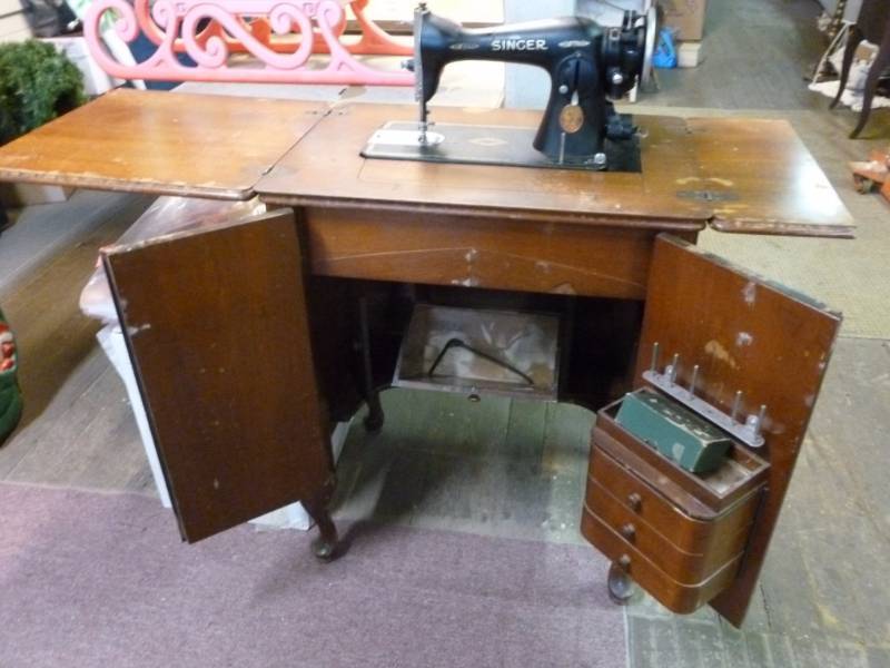 lot 27 image: Antique Sewing Machine
