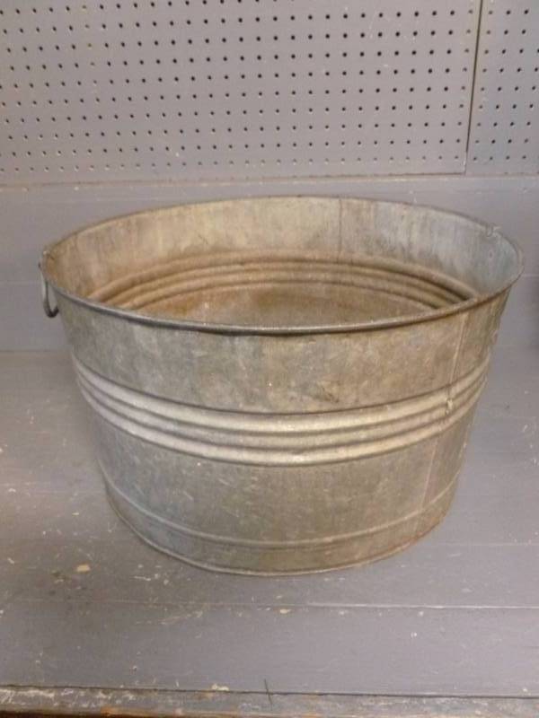 lot 28 image: Vintage Washtub