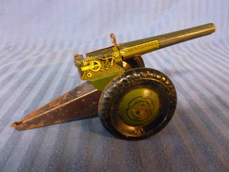 lot 38 image: Vintage Tin Toy