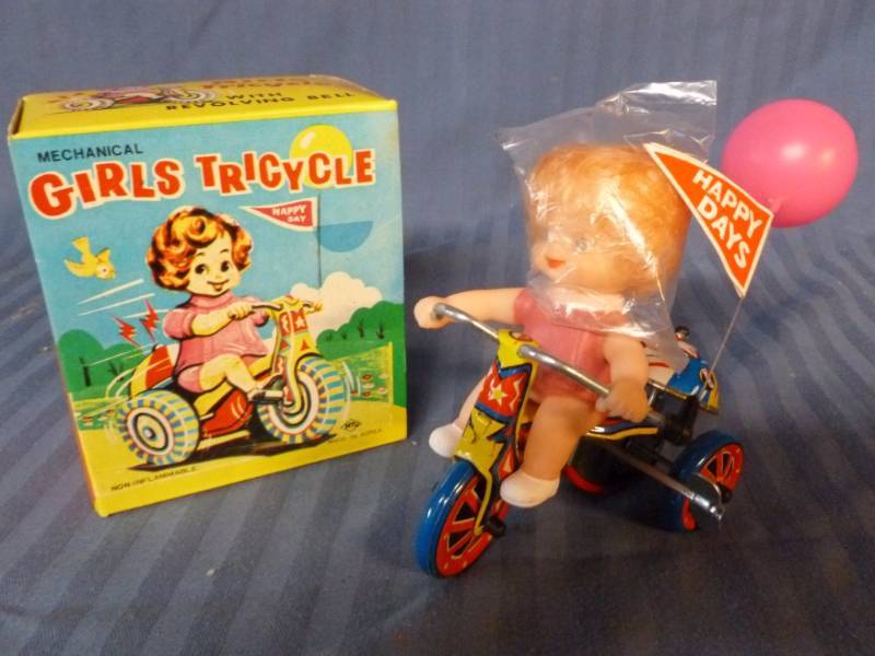 lot 39 image: Vintage Tin Toy