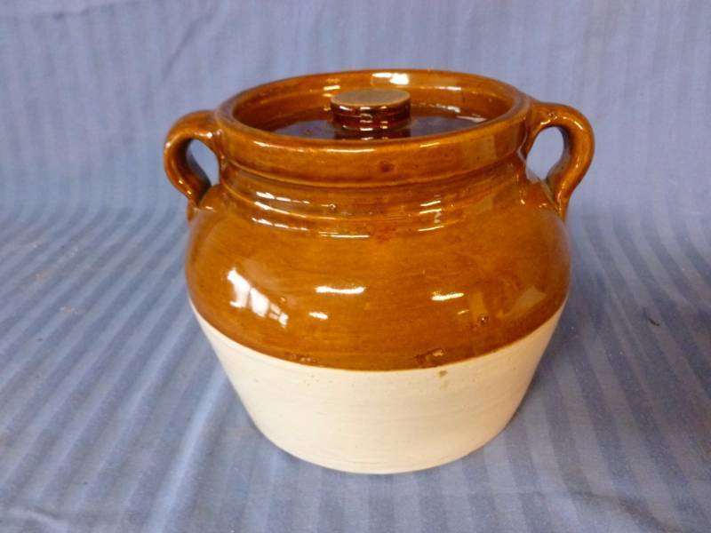lot 70 image: Vintage Bean Pot