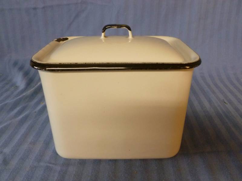 lot 73 image: Vintage Enamelware