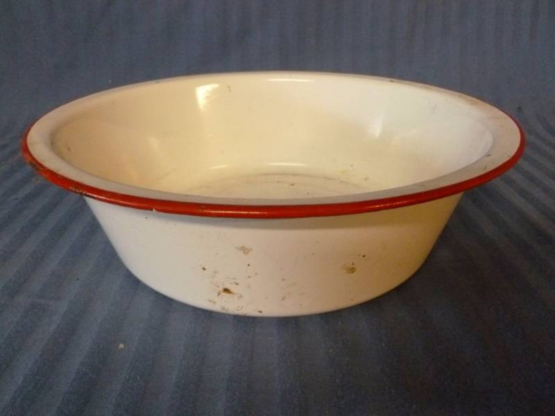 lot 74 image: Vintage Enamelware