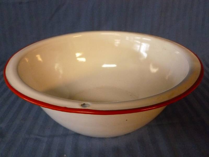 lot 75 image: Vintage Enamelware