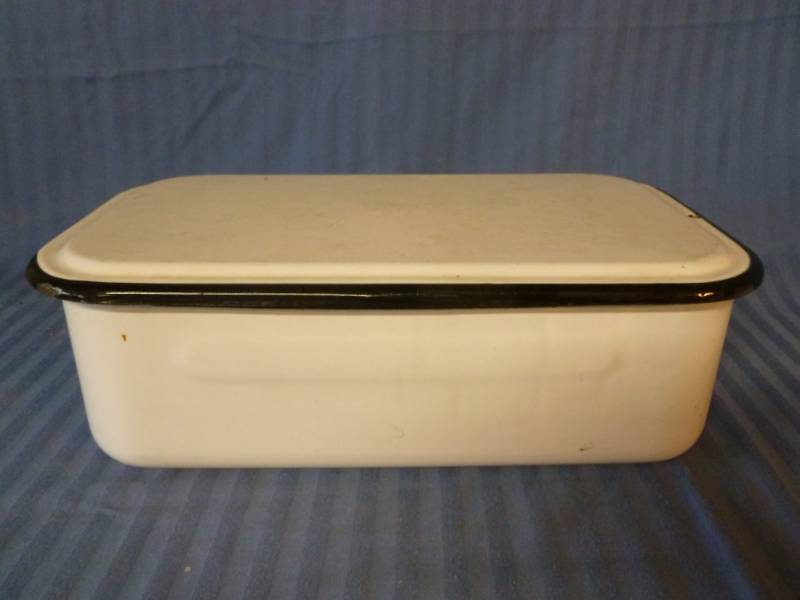 lot 77 image: Vintage Enamelware
