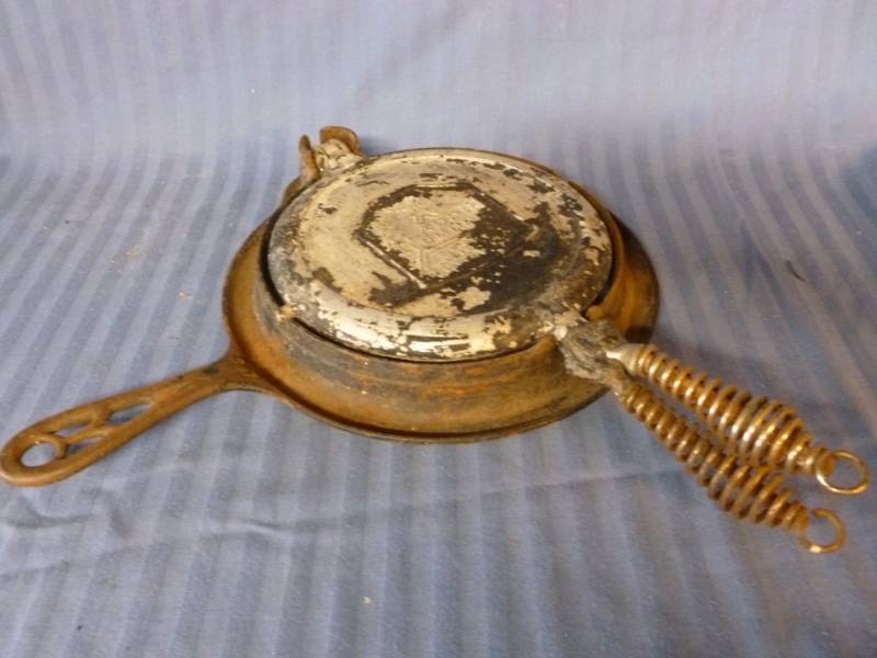 lot 78 image: Vintage Waffle Iron