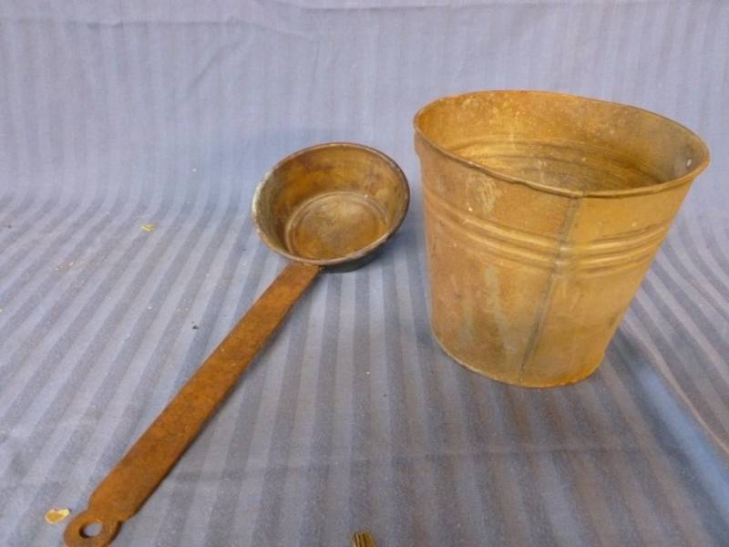lot 106 image: Vintage Items